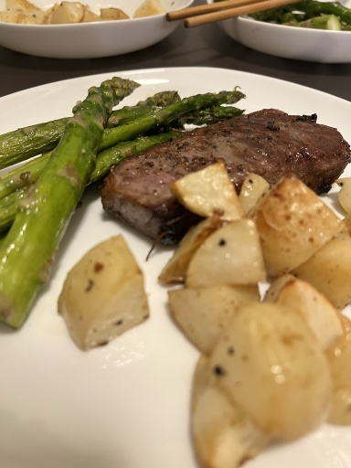 steak with potatoes and asparagus