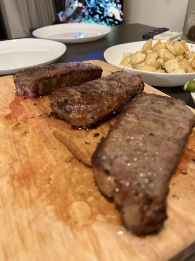 steak with potatoes and asparagus