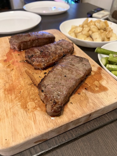 steak with potatoes and asparagus