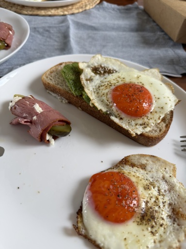 avocado toast with fried eggs