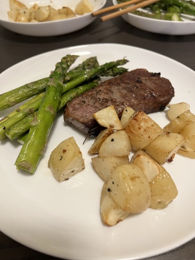 steak with potatoes and asparagus