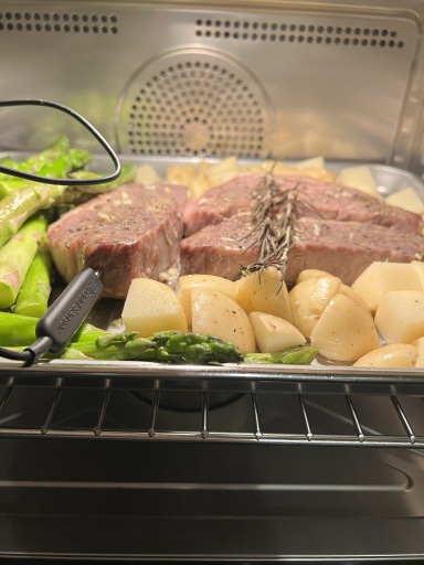 steak with potatoes and asparagus