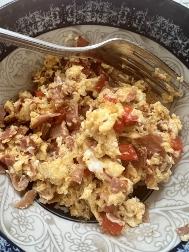 scrambled eggs with ham and tomato