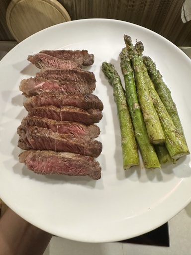 steak with asparagus