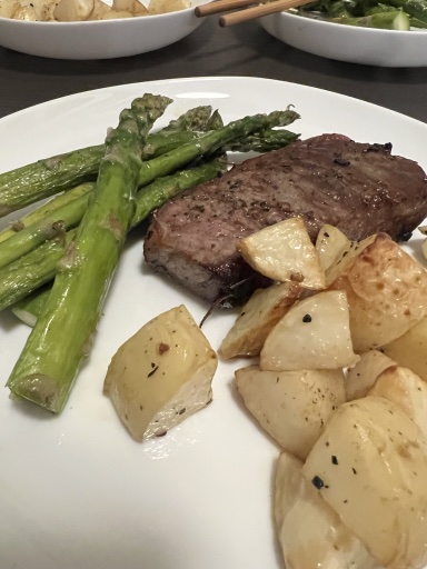 steak with potatoes and asparagus