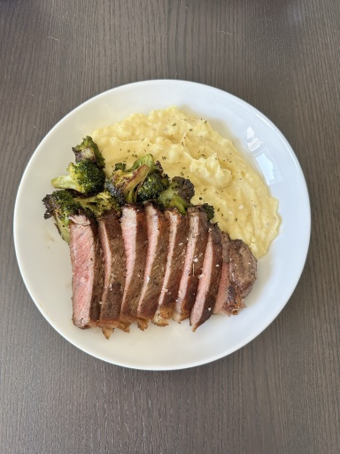 steak with mac and cheese and broccoli
