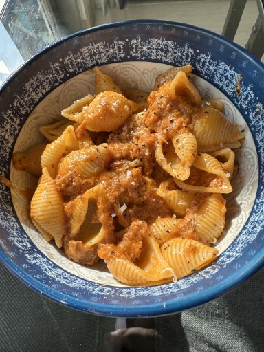 pasta shells with tomato sauce
