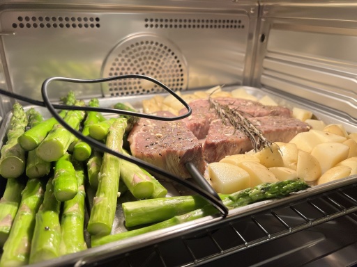 steak with potatoes and asparagus