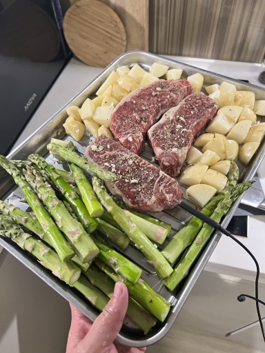 steak with potatoes and asparagus