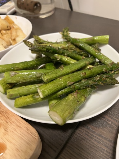 steak with potatoes and asparagus
