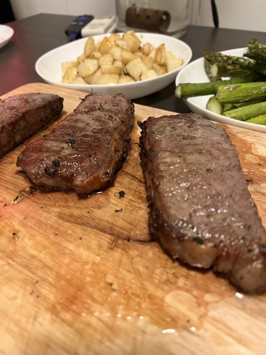 steak with potatoes and asparagus