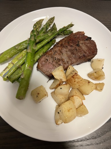 steak with potatoes and asparagus