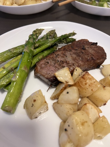 steak with potatoes and asparagus