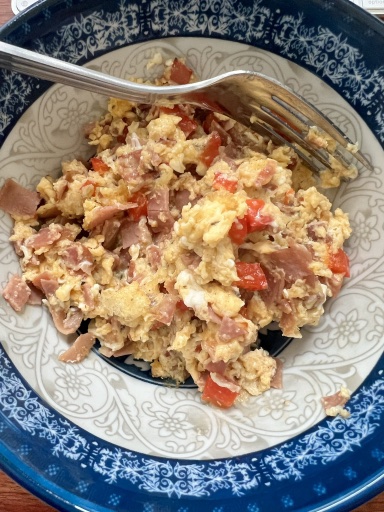 scrambled eggs with ham and tomato