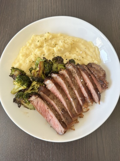 steak with mac and cheese and broccoli