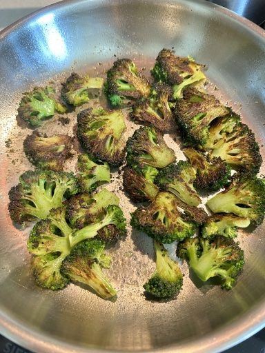 steak with mac and cheese and broccoli