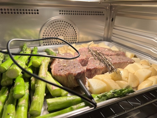 steak with potatoes and asparagus