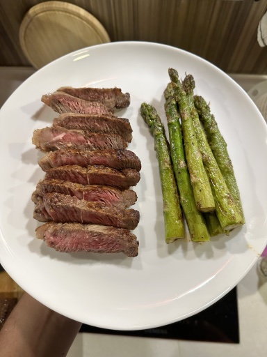steak with asparagus