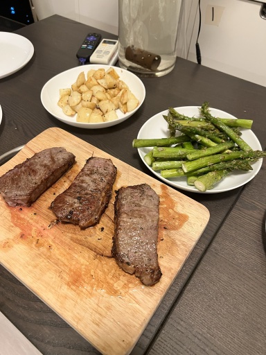 steak with potatoes and asparagus