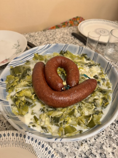 sausage with creamed leeks and potatoes