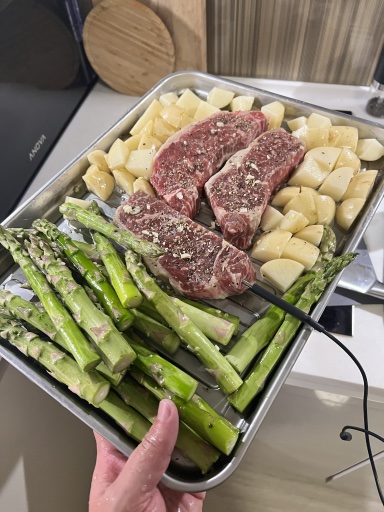 steak with potatoes and asparagus