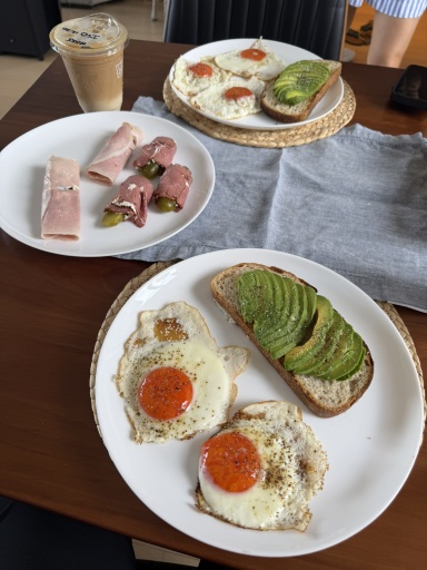 avocado toast with fried eggs