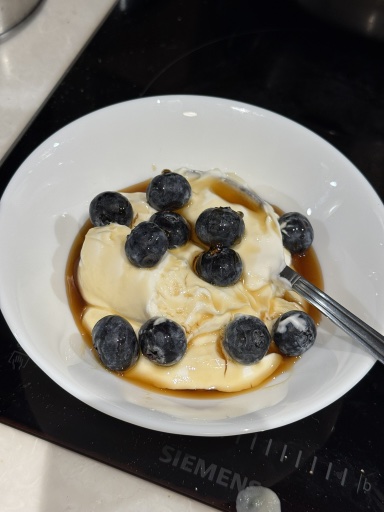 yogurt with blueberries