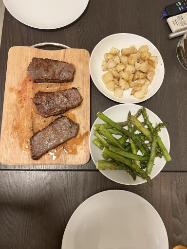 steak with potatoes and asparagus